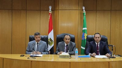 نائب محافظ المنيا يناقش الاستراتيجية الوطنية للصناعات