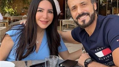 بكلمات رقيقة .. يوسف الشريف يحتفل بعيد زواجه