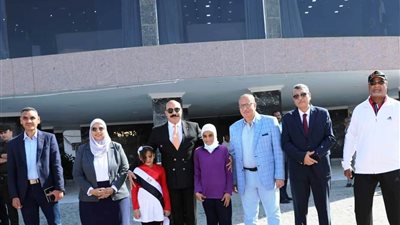 محافظ أسوان يقدم التهنئة لأبنته إسراء محمد بمدرسة النور للمكفوفين