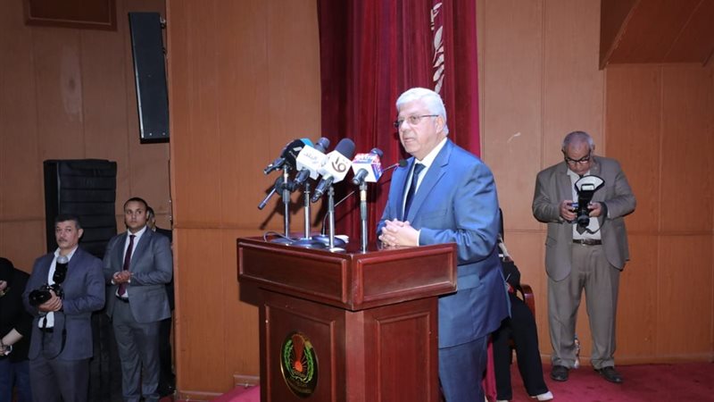 الدكتور أيمن عاشور