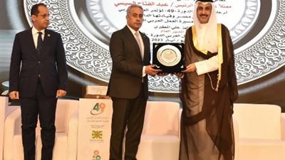 المطيري يُهدي وزير القوى العاملة حسن شحاتة درع 