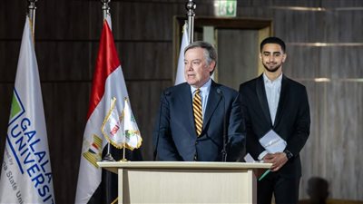مايكل كرو يشيد بالتجربة المشتركة بين الجلالة واريزونا الأمريكية