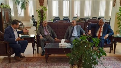 رئيس جامعة الزقازيق يستقبل وكيل وزارة المالية الجديد