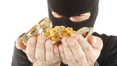 امرأة تحبط سرقة متجر مجوهرات.. بهذه الطريقة | فيديو