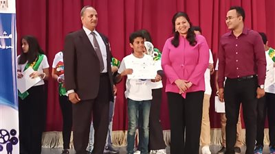 وكيل وزارة التعليم بالإسماعيلية يكرم طالب مخترع