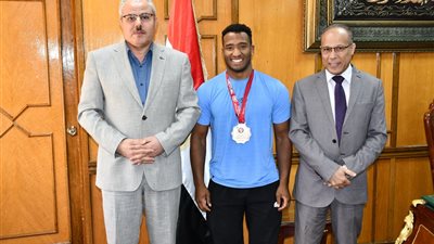 قيادات جامعة القناة تُكرم بطل ذهبية المصارعة بتونس