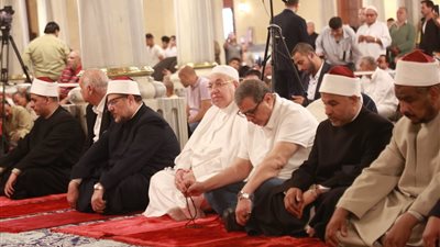 نقيب الأشراف يؤدي صلاة الجمعة بمسجد الحسين ويشارك في 