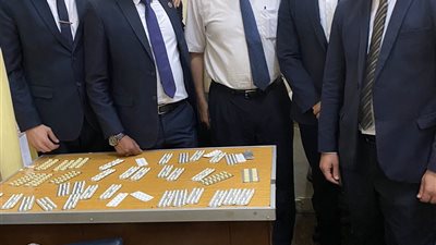 ضبط راكب بحوزته ٥٥٠ قرص مخدر بحقيبته وبجيوب ملابسه