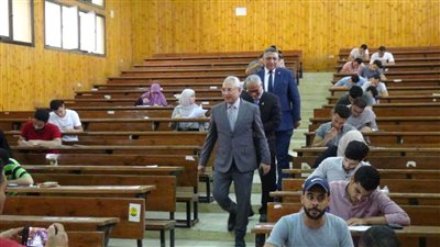 رئيس جامعة المنيا يطمئن على امتحانات كلية الهندسة