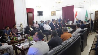 نائب محافظ المنيا يناقش مشروعات الرصف بالطرق مع نواب البرلمان