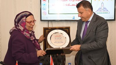 تكريم رئيس جامعة عين شمس بمجلس كلية البحوث البيئية