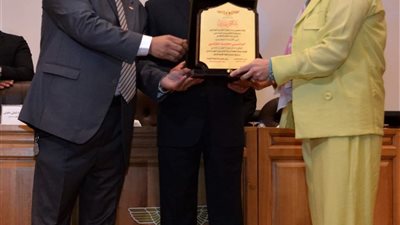 اللجنة النقابية بوزارة الطيران تكرم العامل المثالي والأم المثالية لعام ٢٠٢٣ بقاعة المؤتمرات .