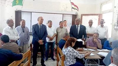 وكيل تعليم المنيا يتابع أعمال التصحيح داخل لجان كنترول المنيا