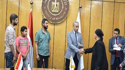 وزير القوى العاملة يُسلم تعويضات لأسر عمالة غير منتظمة بالقاهرة وقنا