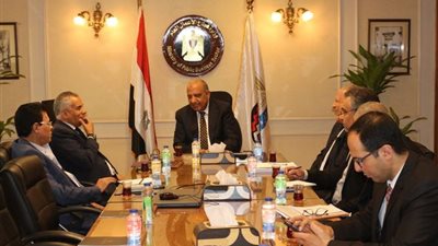 وزير قطاع الأعمال يبحث تطوير السيراميك بالخزف والصيني