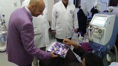 وكيل صحة الشرقية يوزع الحلوي ابتهاجا بوضع مولود لمريضة غسيل كلوي بديرب نجم