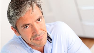 5 عادات خاطئة تسرع ظهور الشعر الأبيض