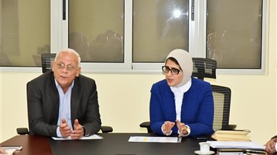 وزيرة الصحة تتابع الانتهاء من عقود الأطقم الطبية للعاملين بالتأمين الصحي الجديد