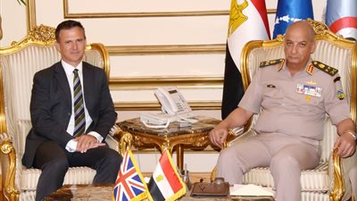 القائد العام يستعرض التعاون العسكرى والمستجدات الإقليمية مع وزير الدولة للقوات المسلحة البريطانية