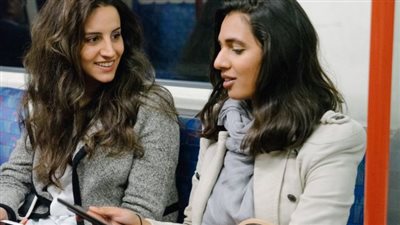 تعرف على مصدر السعادة التى يكتسبها المخ عند الحديث مع الغرباء