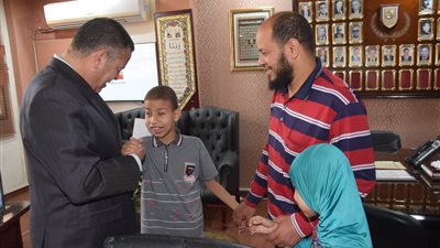 محافظ بني سويف يلتقى أسرة 3 أطفال مكفوفين