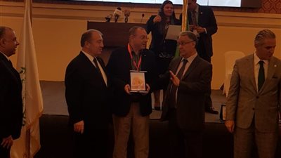 رئيس مجلس الوحدة الإقتصادية ووزير الإقتصاد الفلسطيني يكرمان الدكتور محمد ربيع ناصر لإسهاماتة فى الإرتقاء بالتعليم