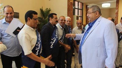 بالصور.. الصرف الصحى بالقاهرة تكرم العامل المثالى