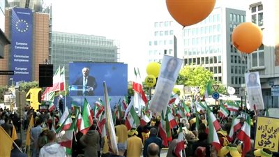 مطربة شهيرة تحرق صورة المرشد الايرانى فى مظاهرات حاشدة