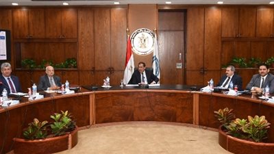 وزير البترول يعقد اجتماعا لمتابعة الموقف التنفيذى لمشروع توصيل الغاز للمنازل