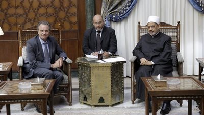 الإمام الأكبر لرئيس منطقة جنوب فرنسا: الأديان السماوية بريئة من التشدد