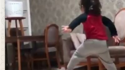 طفله تنافس ميسي في المهارات وتبهر عشاق الكره في العالم.. صور