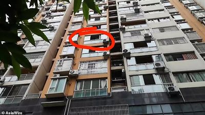 أب يلقي بابنه من النافذة احتفالا بعيد ميلاده الاول.. صور