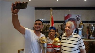 رئيس الزمالك يمنح الطفل المصاب بالسرطان العضوية الشرفية