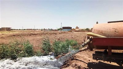 المياه السوداء تهدد حياة أهالى قرية بلا صرف بالوادى الجديد.. بالفيديو