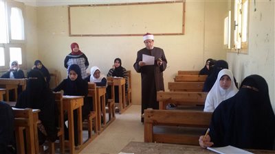 طلاب الشهادة الثانوية الأزهرية القسم العلمى يؤدون امتحان النحو اليوم