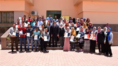 تكريم ١٢٦ طالب اجتازوا دورة اللغة الإنجليزية بجامعة سوهاج.. صور
