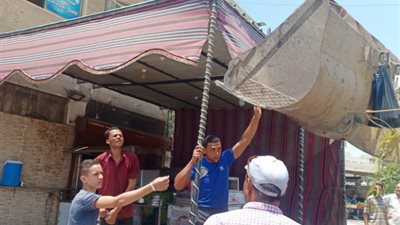 حملة لإزالة الإشغالات بحي الشباب بالعبور ..صور
