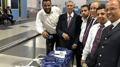 بالصور.. جمارك مطار القاهرة تحبط محاولة تهريب كمية كبير من أدوات التجميل