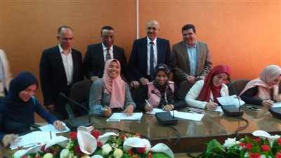 بحضور نائب رئيس جامعة طنطا .. عشرون مدربا يوقعون عقود محو امية الكبار بالغربية.صور