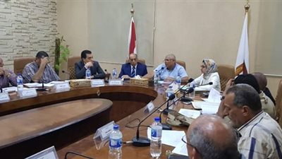 الزملوط يعقد إجتماعا مع أعضاء لجنة تقنين أراضي الدولة لبحث التعديات