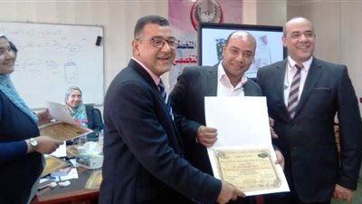 مستشفى الزيتون تكرم شريف شوقى الصحفى ببوابة الجمهورية للتميز فى الاداء الاعلامى