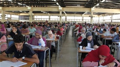 نائب رئيس جامعة أسيوط يتفقد سير امتحانات الفرقة الأولى طب على اللائحة الجديدة