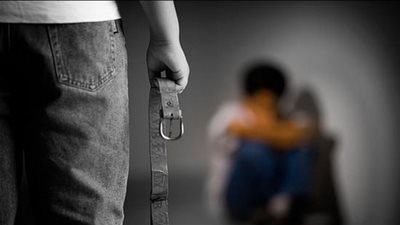 والده يقيده بالسلاسل فى باب المنزل. . والشرطة تنقذه. . صور
