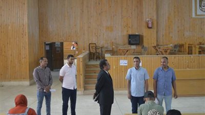 عميد حقوق قنا يتفقد امتحانات الفصل الدراسي الثانى