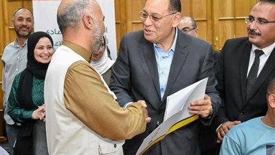 محافظ الشرقية يشهد توزيع عقود مشروعات 