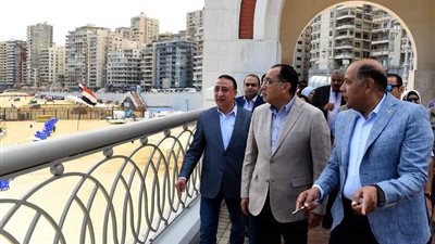 رئيس الوزراء يتفقد محطة الصب الجاف بميناء الدخيلة بالإسكندرية