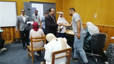 عميد تربية المنيا تفقد لجان امتحانات نهاية العام