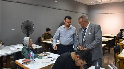 رئيس جامعة الأقصر يتفقد امتحانات الترم الثاني بالكليات