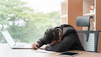 تأثير الجلوس لفترات طويلة.. أبرزها تشنج العضلات