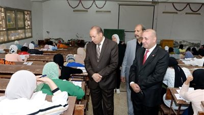 رئيس جامعة المنصورة يتفقد أعمال امتحانات الفصل الدراسي الثانى
